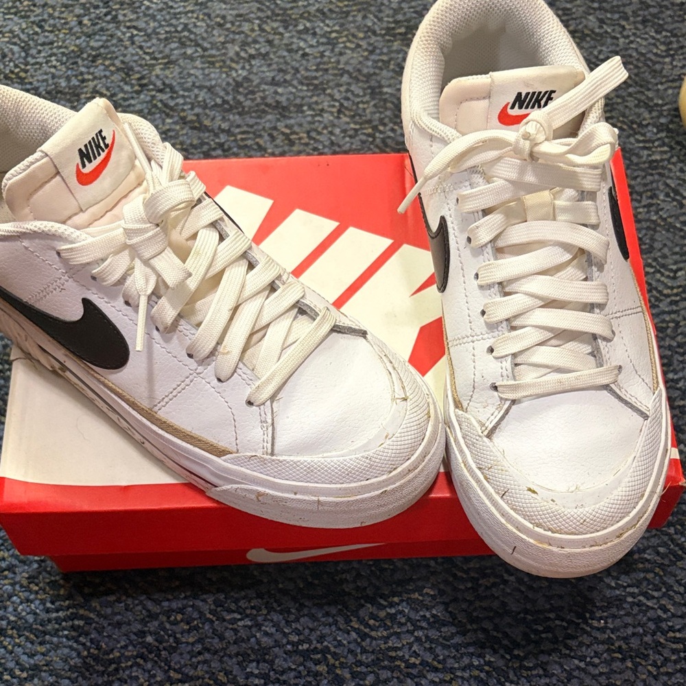 Nike Women’s White Court Legacy sneakers